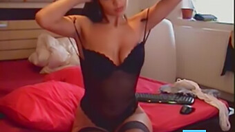 Seksi Bir Kamera Kızıyla Sıcak Webcam Şovu