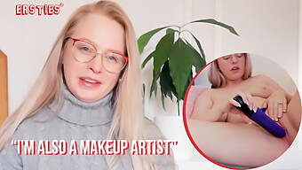 Anna, En Sexy Babe Med Briller Og Store Naturlige Pupper, Gleder Seg Med Et Sexleketøy