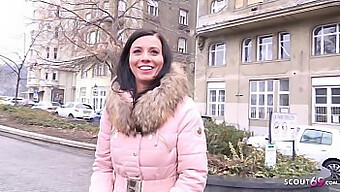 Vicky, Az Ideális Lány Egy Igazi Utcai Casting Találkozón Vesz Részt Egy Német Cserkészrel